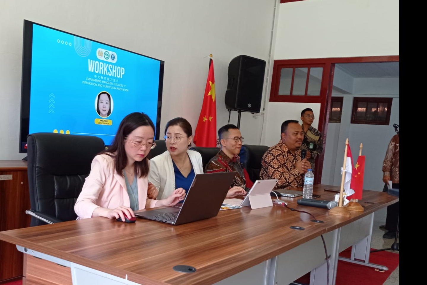 Staf UPT Bahasa Mengikuti Workshop Peningkatan Kompetensi Yang Diselenggarakan Oleh Confusius Institute Surabaya